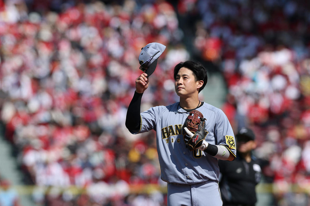広島対阪神　5回裏、ファンの声援に応える阪神木浪（撮影・前田充）