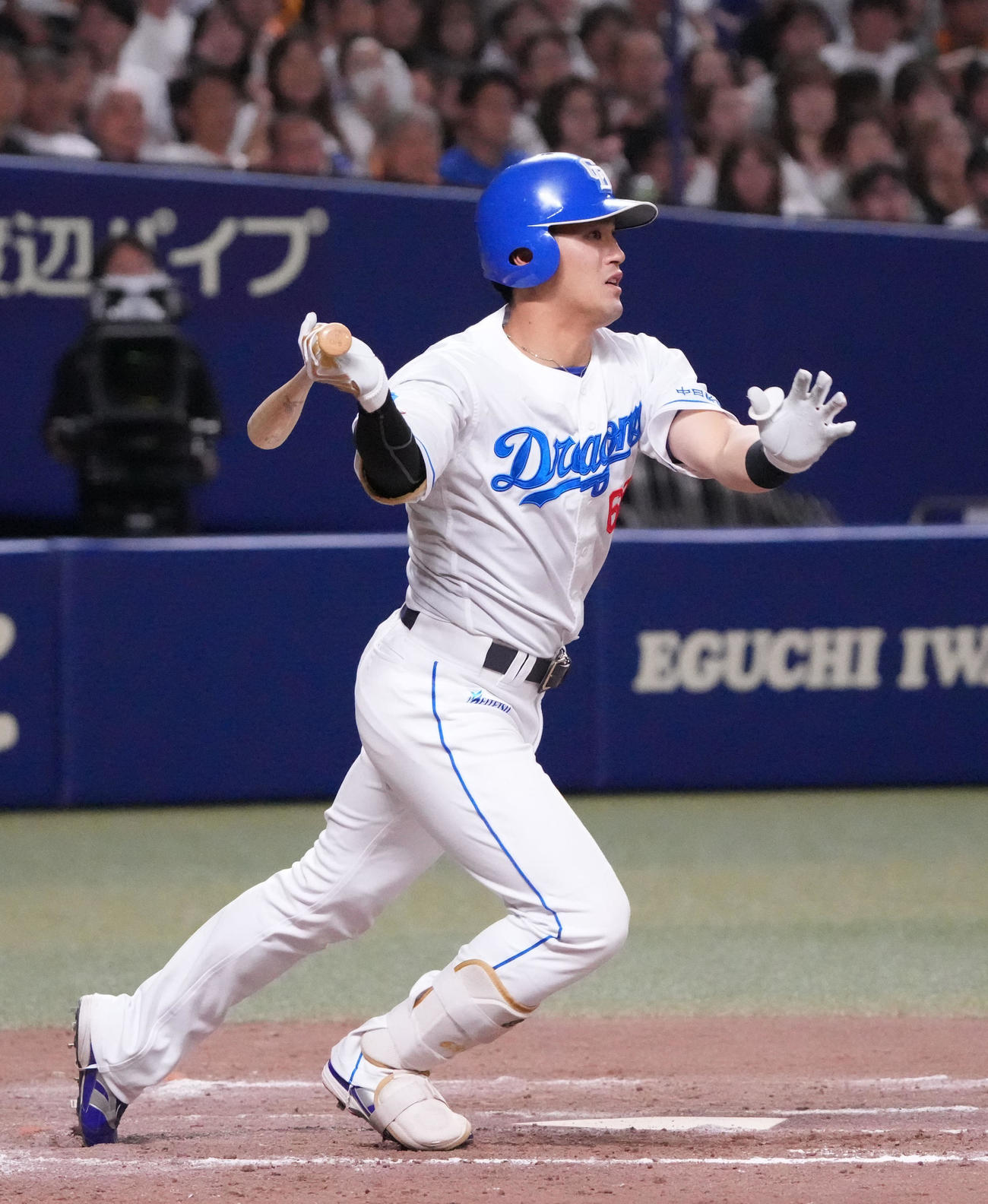 中日対巨人　8回裏中日2死一、二塁、右2点適時三塁打を放つ板山（撮影・森本幸一）