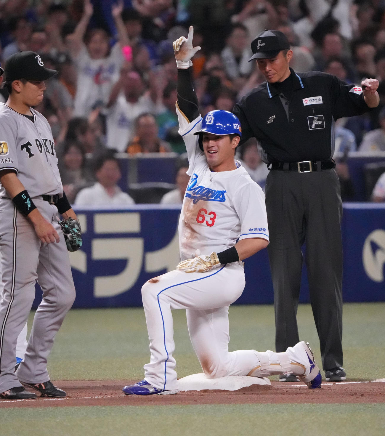 中日対巨人　8回裏中日2死一、二塁、板山（中央）は右2点適時三塁打を放ちベンチへ向かってアピールする（撮影・森本幸一）