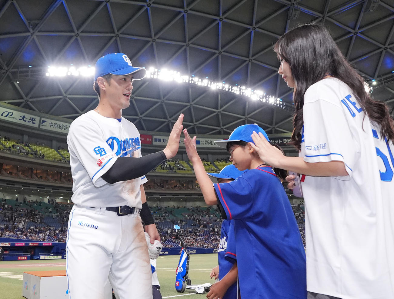 中日対巨人　板山（左）はファンとタッチを交わす（撮影・森本幸一）