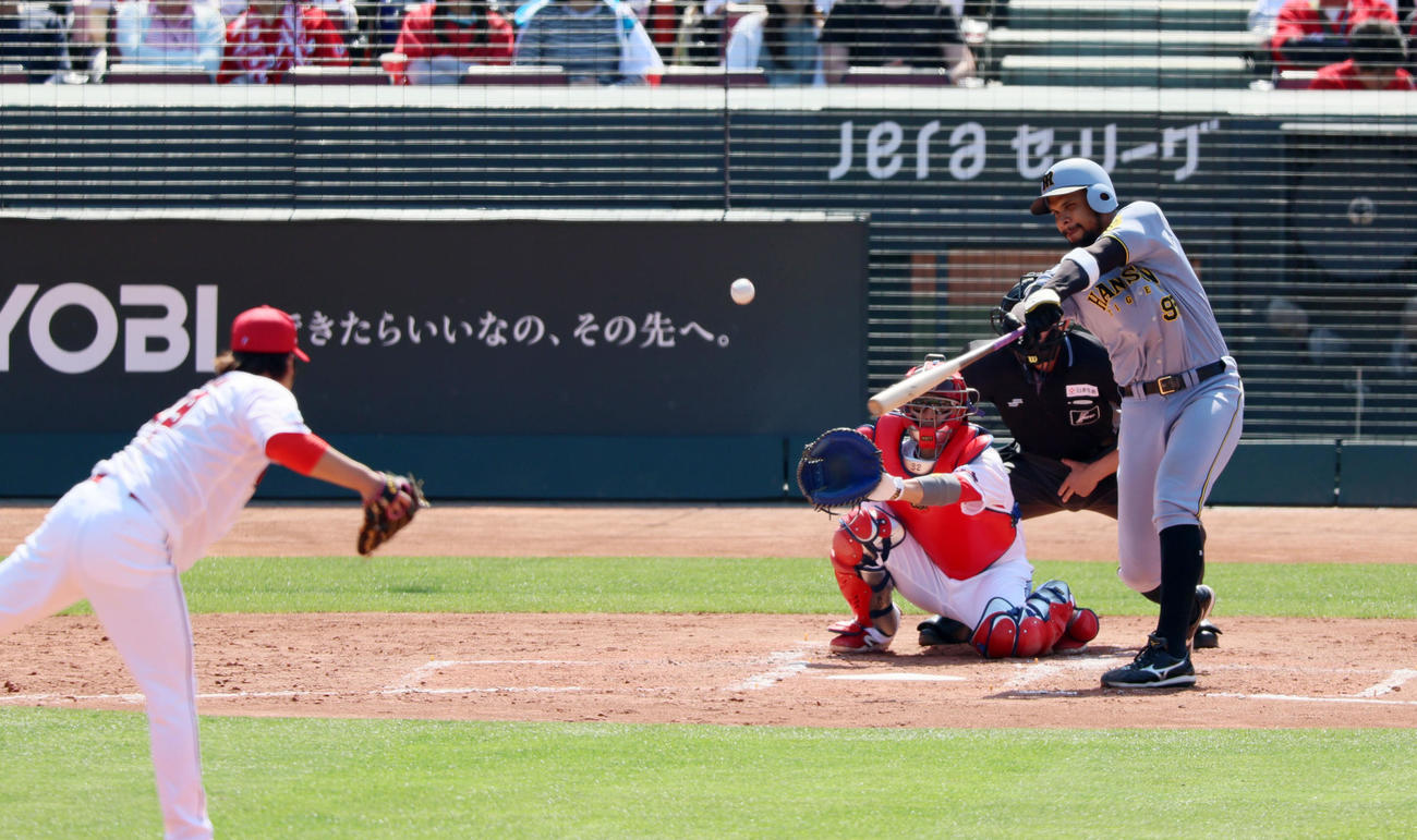広島対阪神　5回表阪神1死、ヘルナンデスは右前打を放つ。投手床田（撮影・加藤哉）