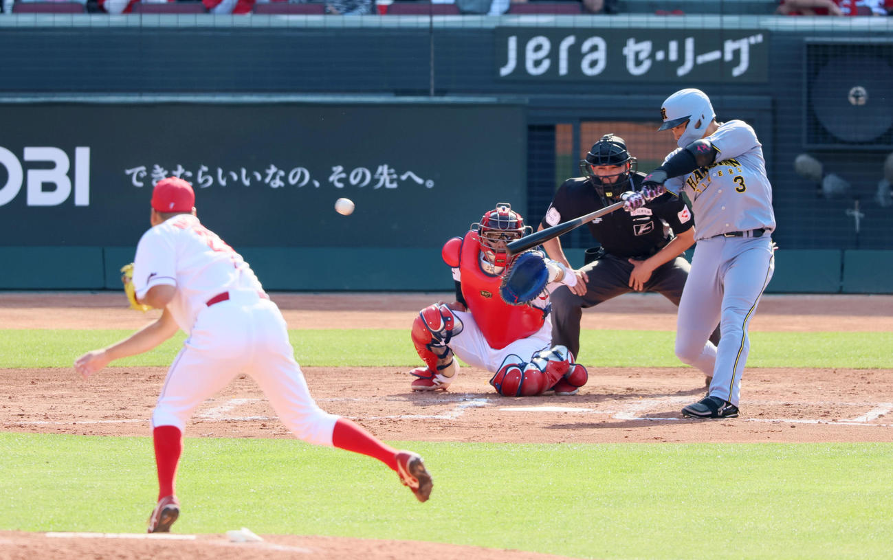 広島対阪神　9回表阪神2死一、三塁、大山は右前適時打を放つ。投手中崎（撮影・加藤哉）
