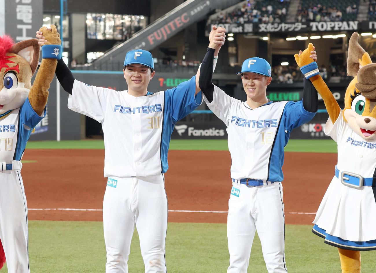 日本ハム対ロッテ　試合後、笑顔の郡司（左）と矢沢（撮影・黒川智章）