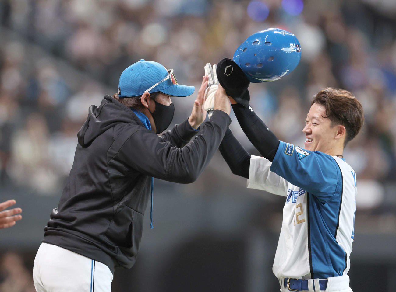 日本ハム対ロッテ　試合後、矢沢をハイタッチで出迎える新庄監督（撮影・黒川智章）