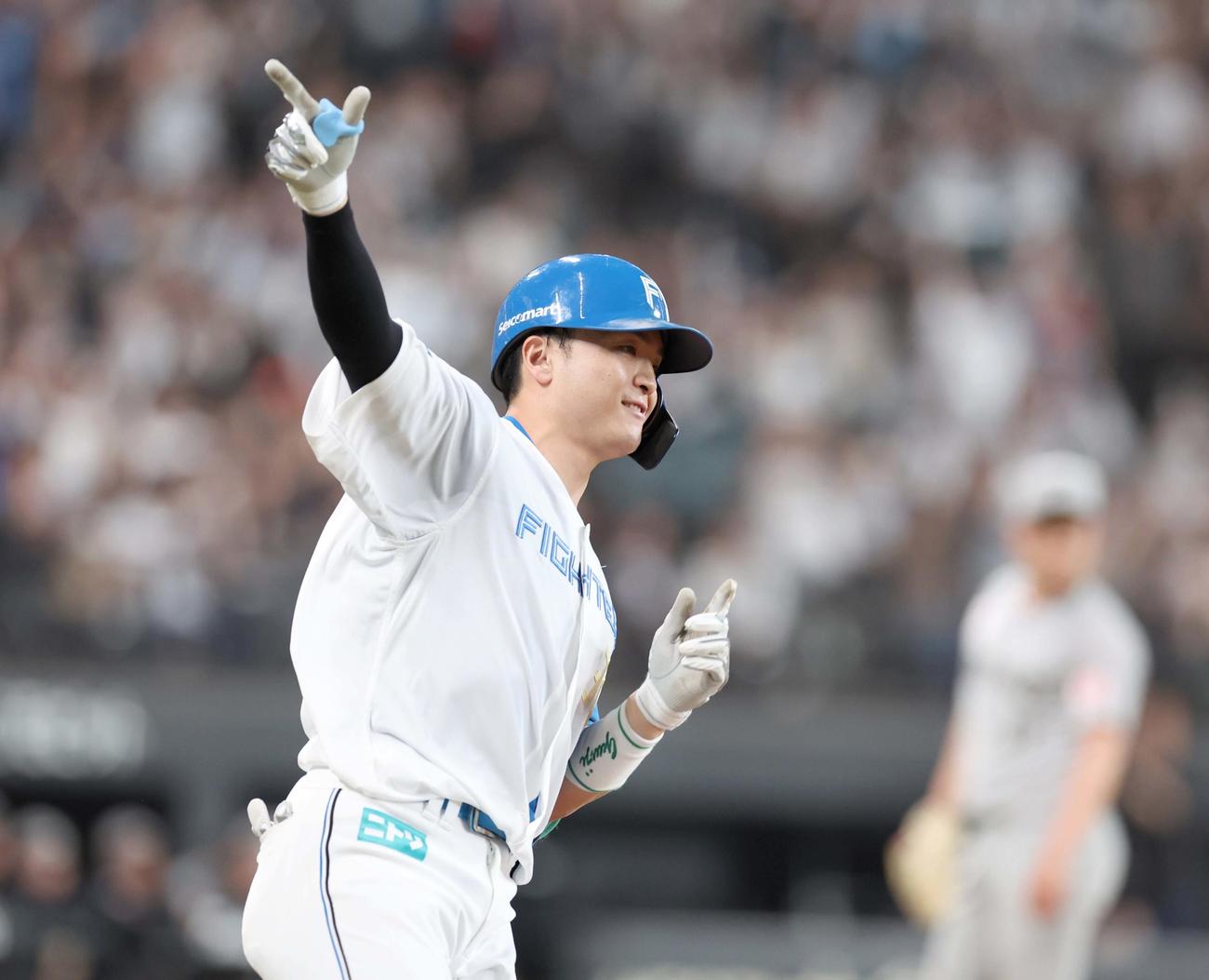 日本ハム対ロッテ　9回裏日本ハム2死二塁、右越えのサヨナラ打を放つ郡司（撮影・黒川智章）