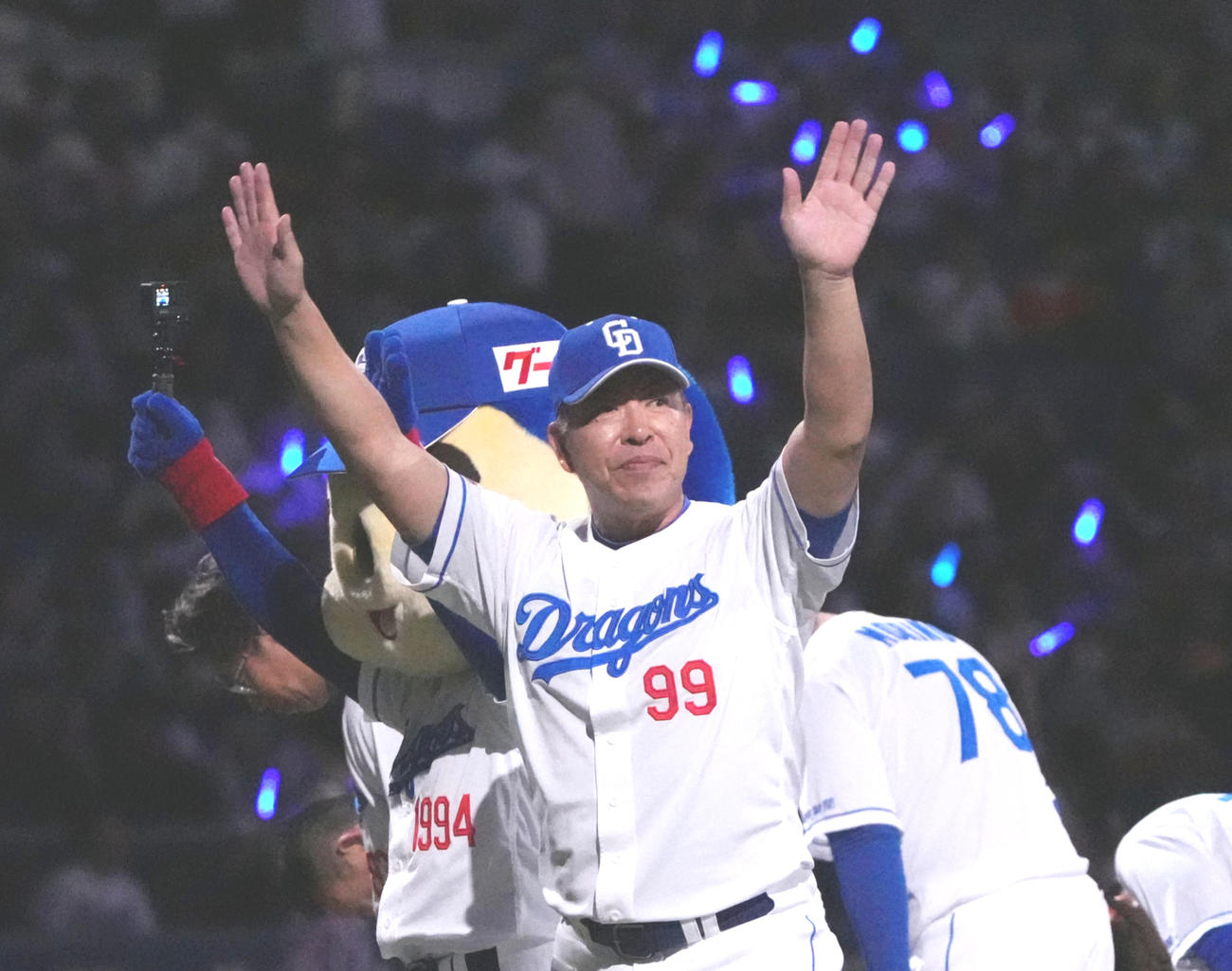 中日対巨人　試合終了、井上監督はスタンドの観客にあいさつをする（撮影・森本幸一）