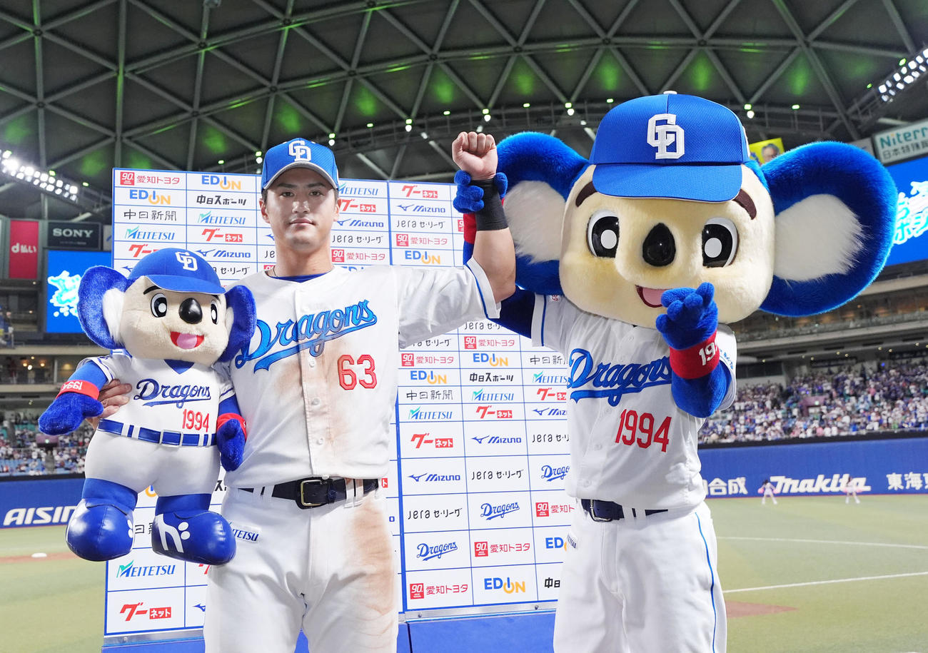 中日対巨人　板山（左）はヒーローインタビューを終えドアラとポーズを決める（撮影・森本幸一）
