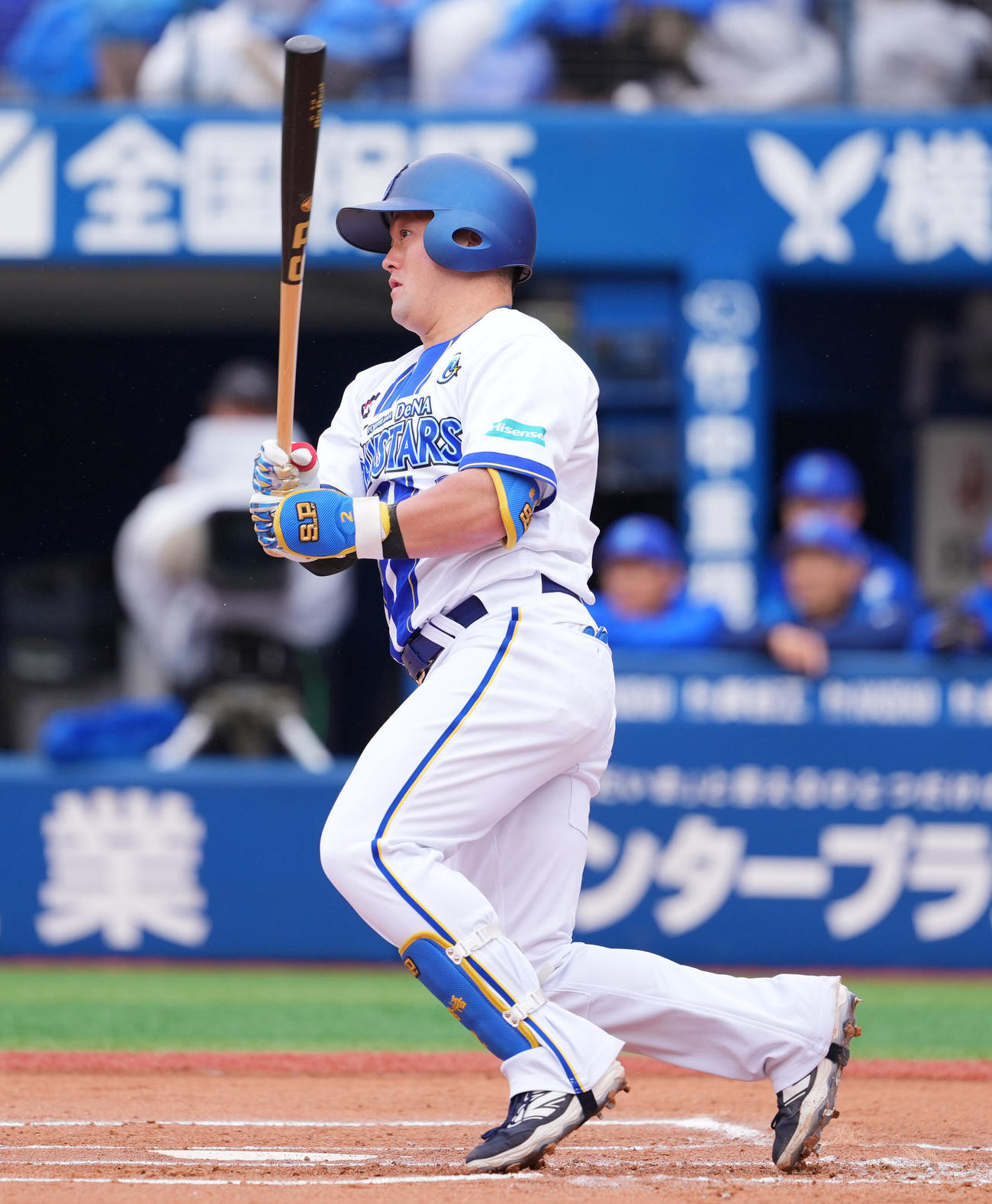DeNA対ヤクルト　1回裏DeNA2死二塁、先制適時打を放つ牧（撮影・垰建太）