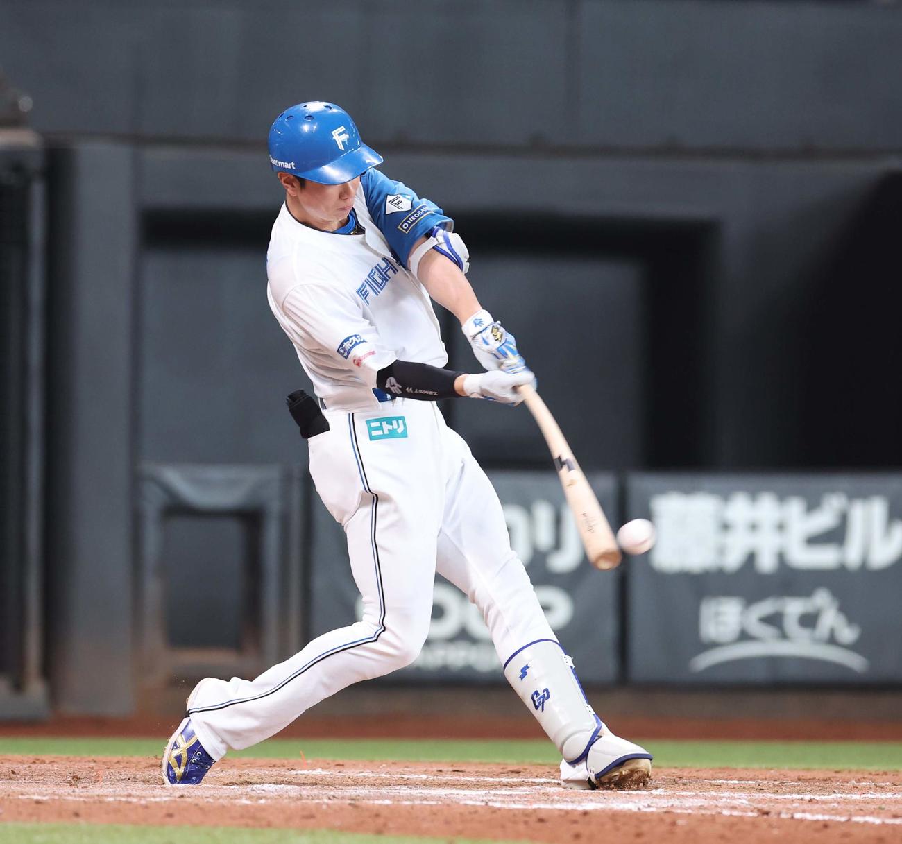 日本ハム対ロッテ　9回裏日本ハム無死一塁、左前打を放つ松本剛（撮影・黒川智章）
