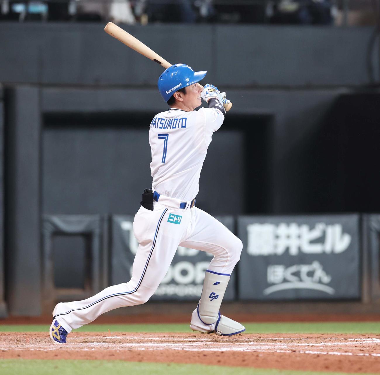 日本ハム対ロッテ　9回裏日本ハム無死一塁、左前打を放つ松本剛（撮影・黒川智章）