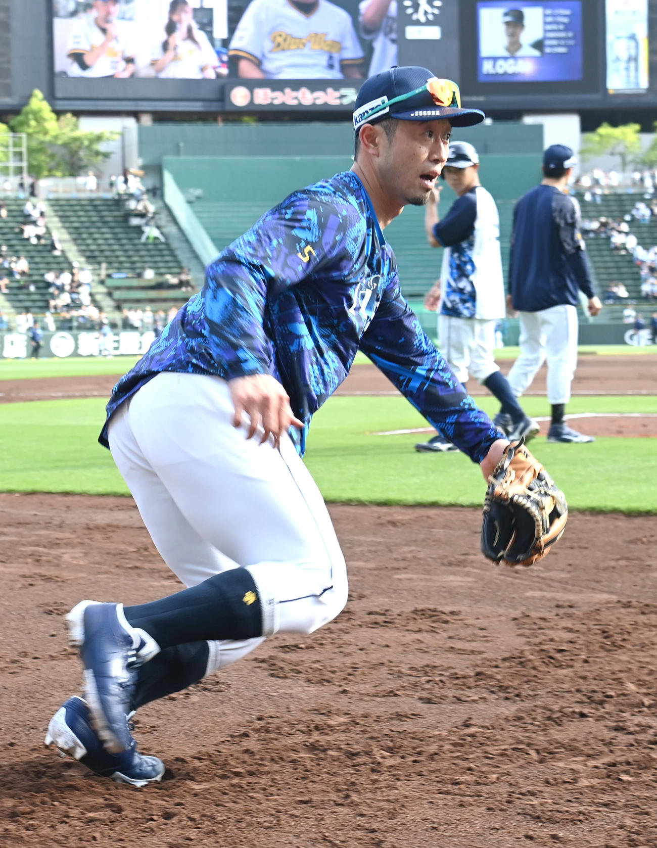 守備練習をする西武外崎（撮影・石井愛子）