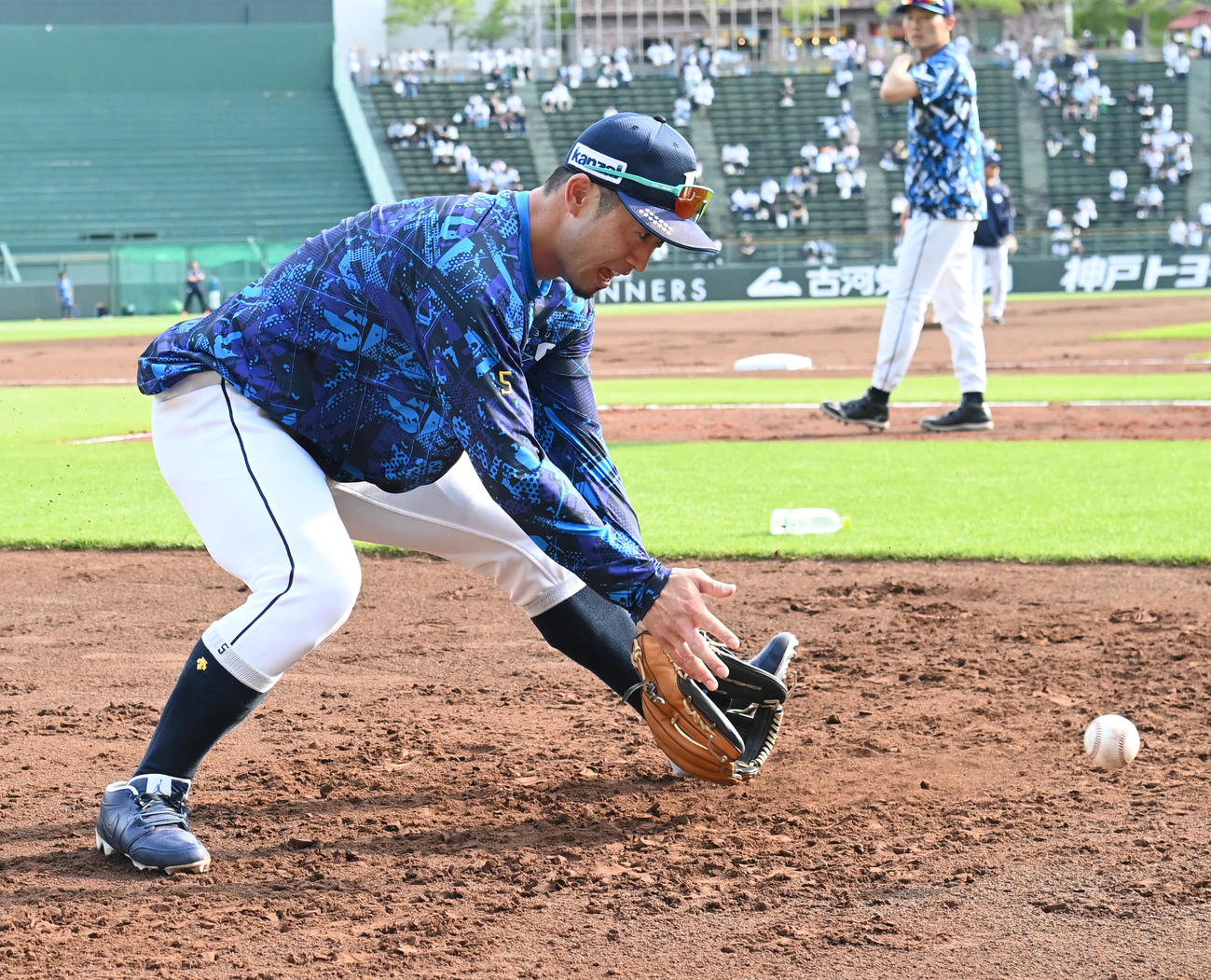守備練習をする西武外崎（撮影・石井愛子）
