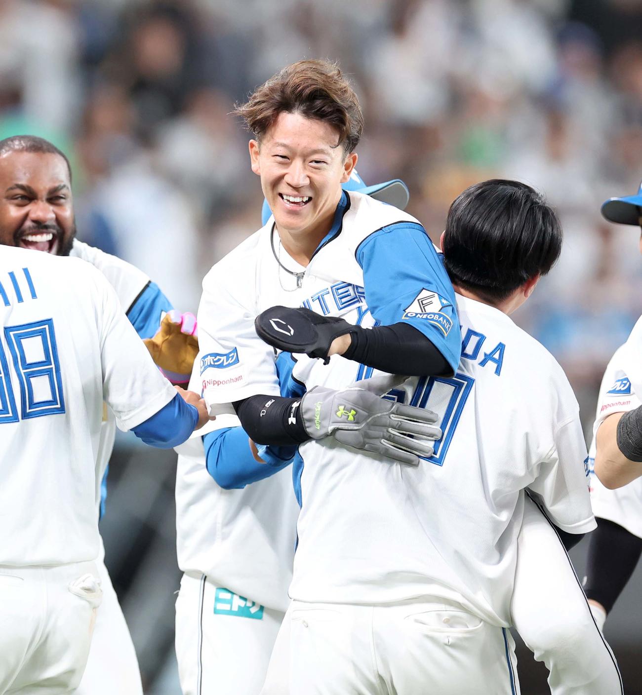 日本ハム対ロッテ　9回裏、同点2点適時打を放った矢沢は試合後、吉田に抱きかかえられる（撮影・黒川智章）