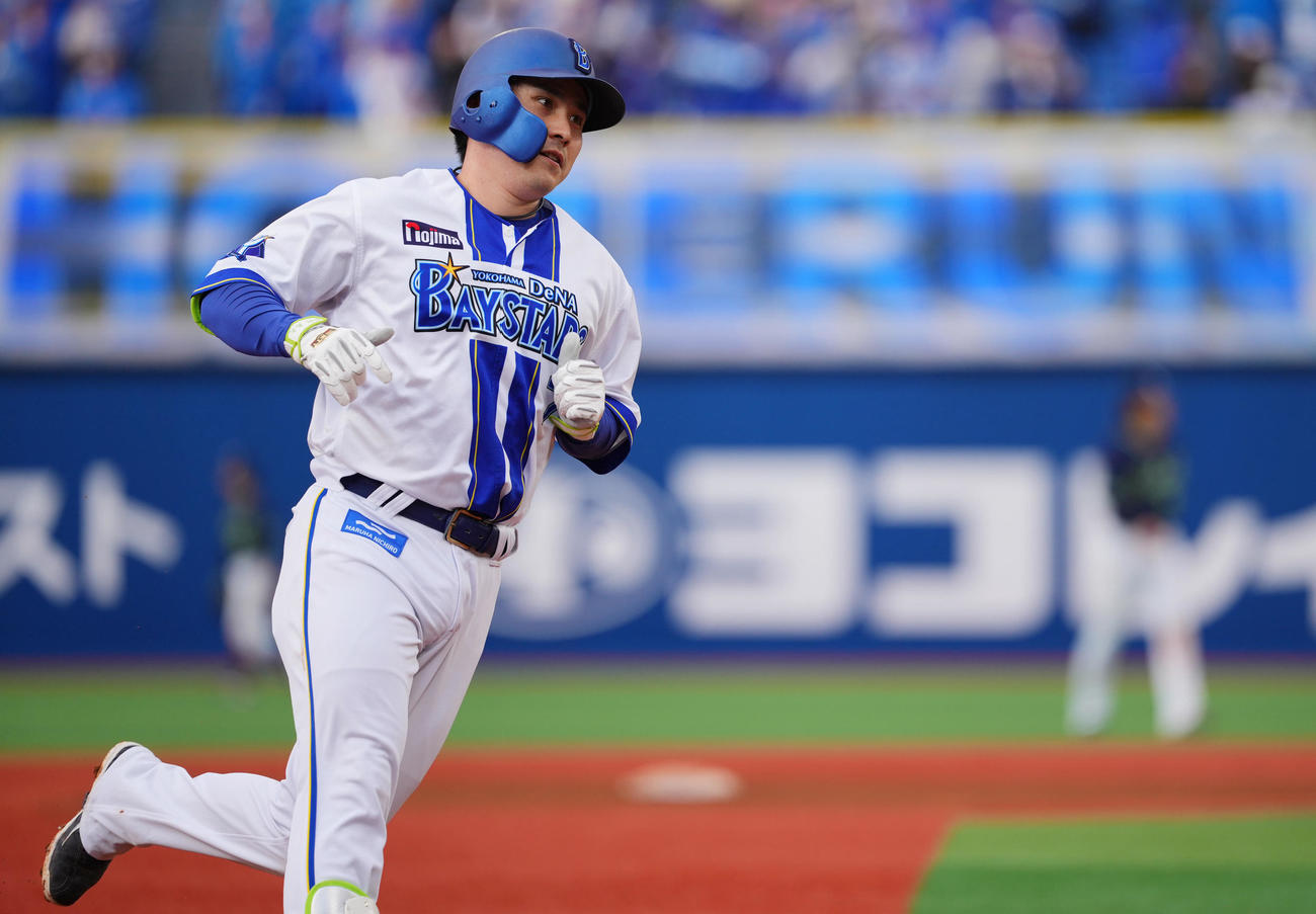 DeNA対ヤクルト　8回裏DeNA無死、右越えソロ本塁打を放ちダイヤモンドを回る佐野（撮影・垰建太）