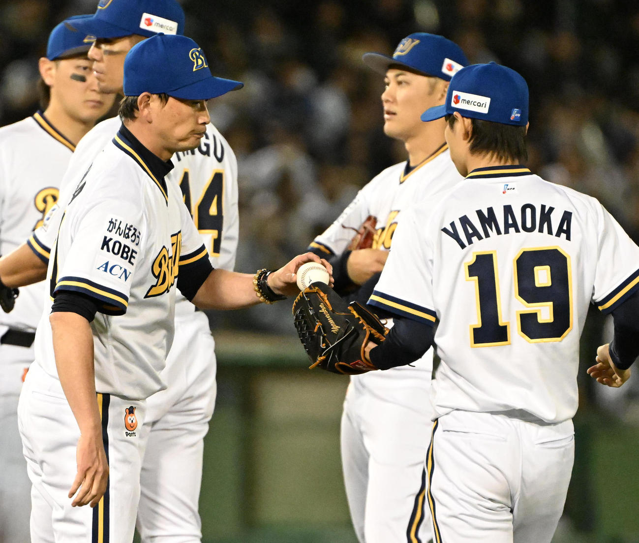 オリックス対西武　10回表1死二塁、投手交代で登板する山岡（右）にボールを手渡す岸田監督（左）（撮影・石井愛子）