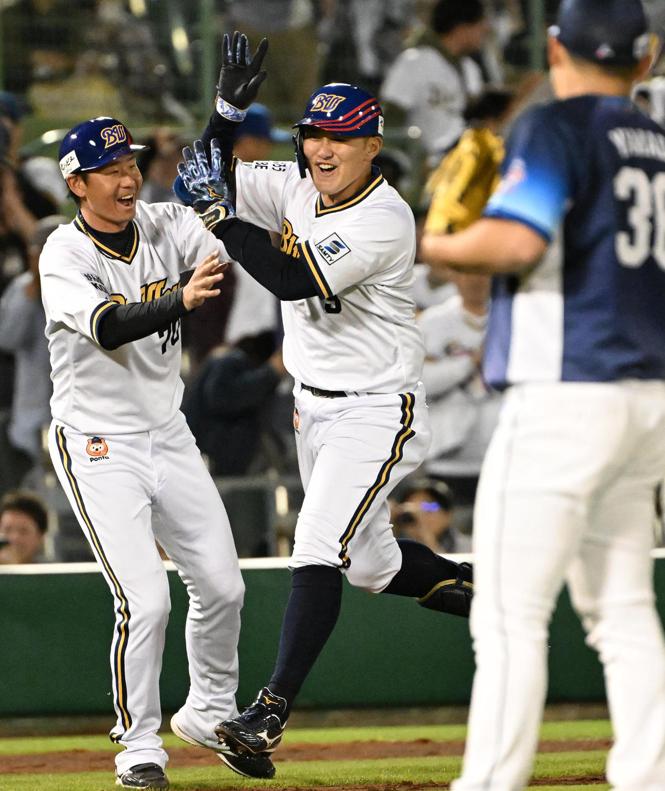 オリックス対西武　11回裏オリックス2死、野口（中央）はサヨナラ本塁打を放つ（撮影・石井愛子）