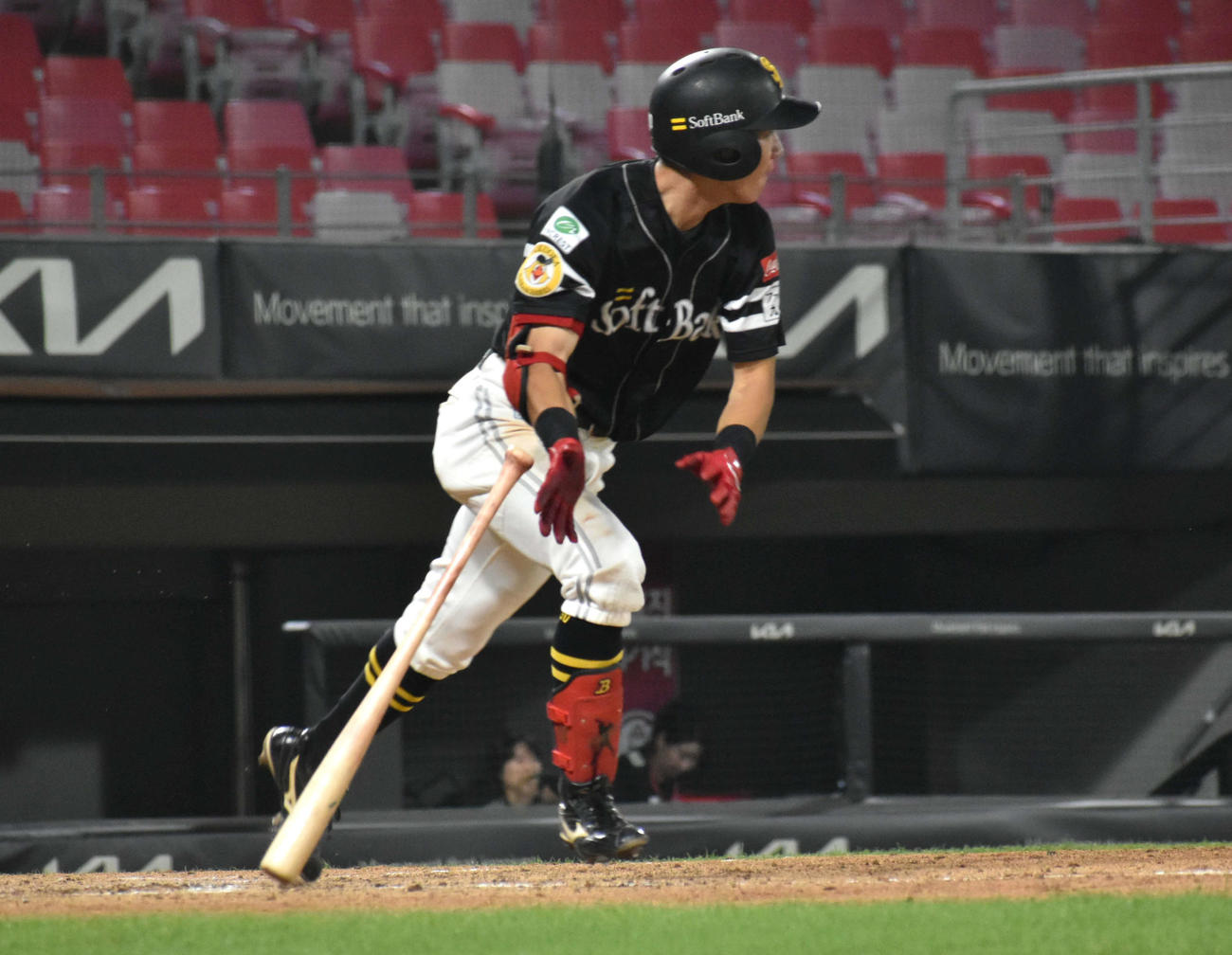 8回の第4打席で左前適時打を放った勝連。右は高波コーチ（撮影・只松憲）