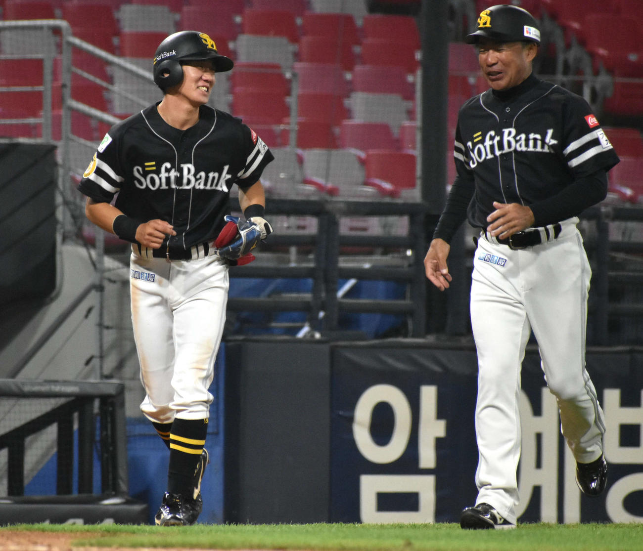 8回の第4打席で左前適時打を放った勝連。右は高波コーチ（撮影・只松憲）
