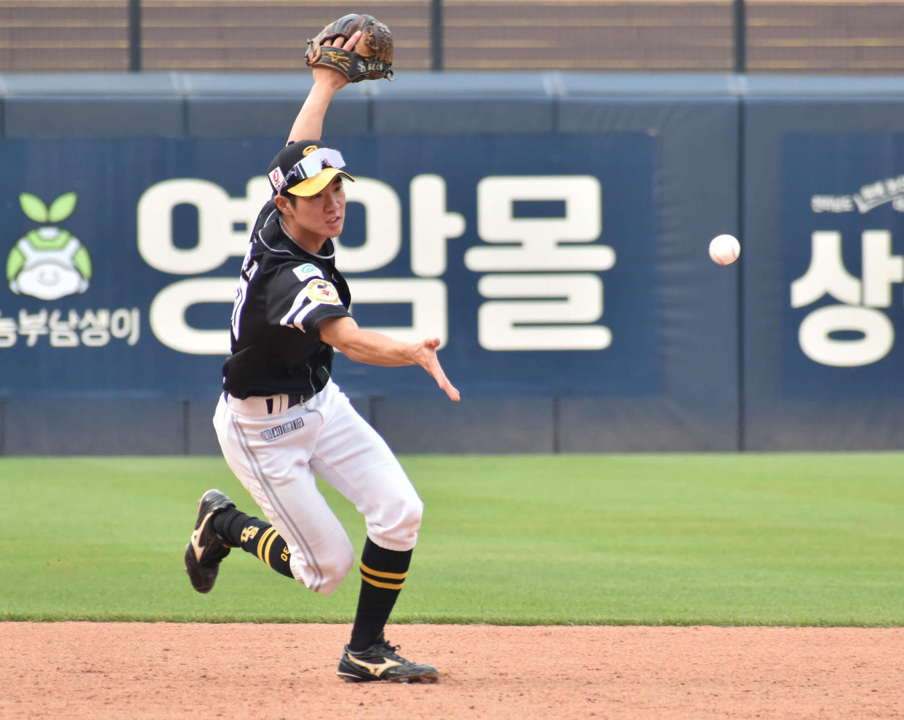 試合前練習で二塁手にトスする勝連（撮影・只松憲）