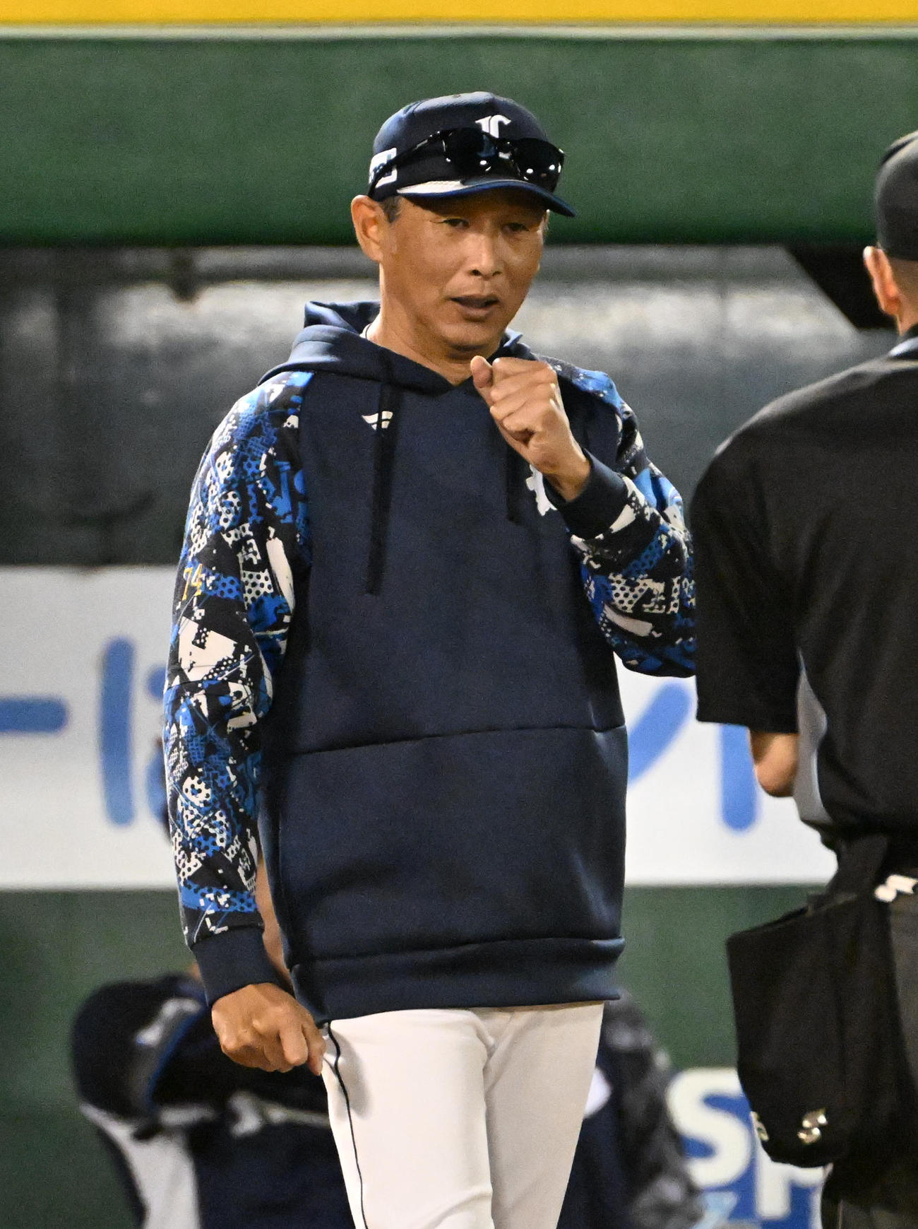 オリックス対西武　7回表、選手交代をを告げる西武の西口監督（撮影・石井愛子）