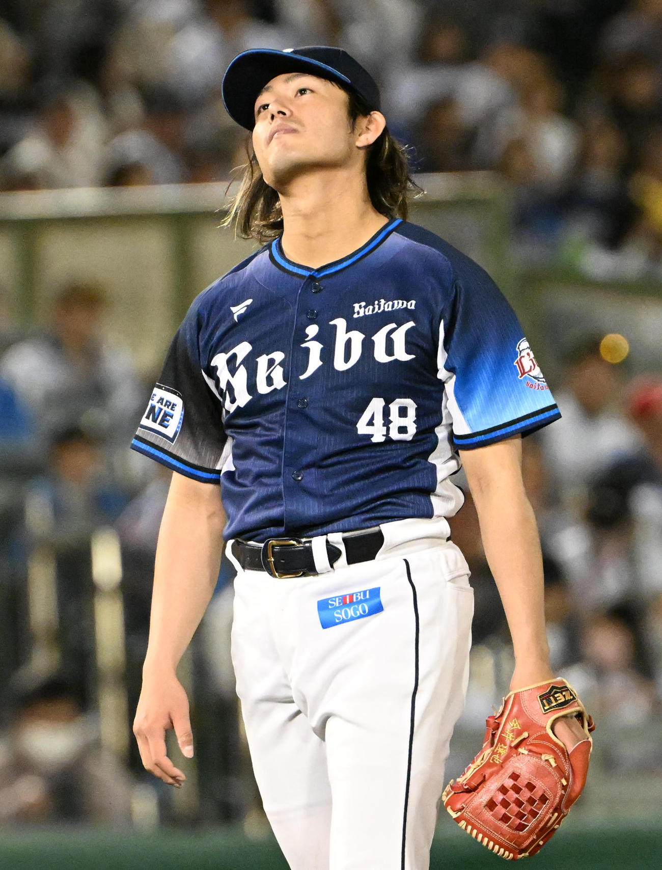 オリックス対西武　6回裏オリックス2死一塁、今井は来田に四球を与え肩を落とす（撮影・石井愛子）