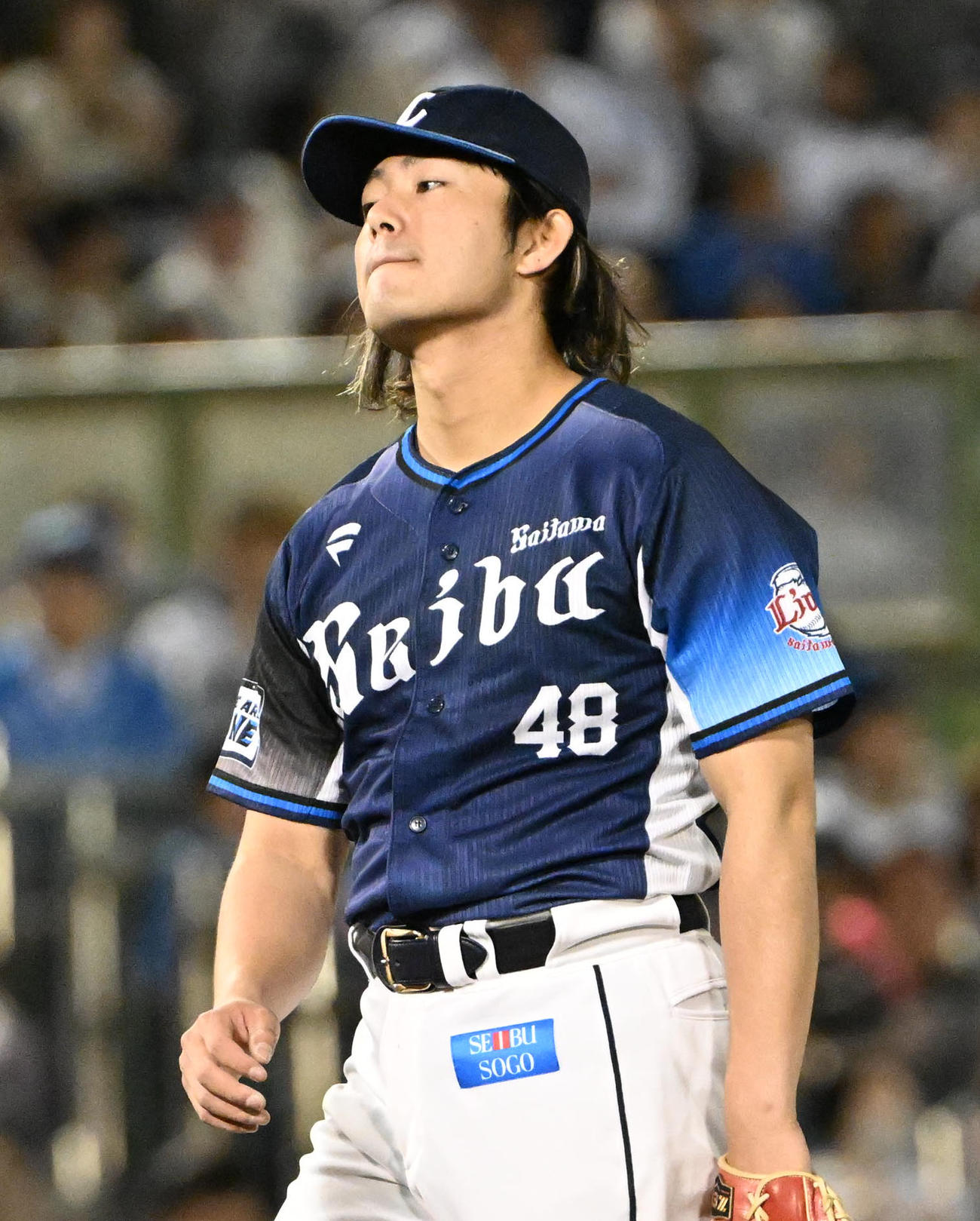 オリックス対西武　6回裏オリックス2死一塁、今井は来田に四球を与え肩を落とす（撮影・石井愛子）