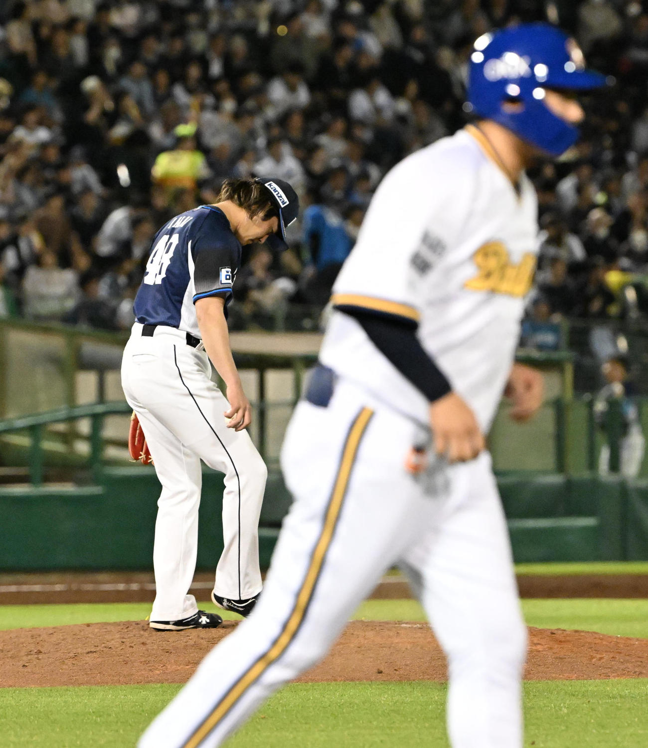 オリックス対西武　6回裏オリックス2死一塁、今井（左）は来田に四球を与え肩を落とす（撮影・石井愛子）