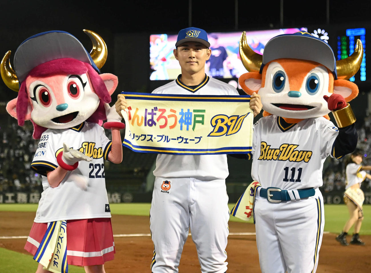 オリックス対西武　サヨナラ本塁打を決めたオリックス野口智哉（中央）（撮影・石井愛子）