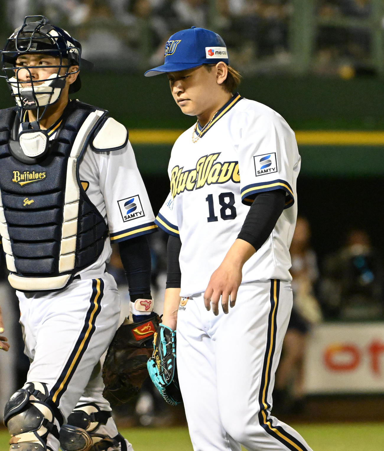 オリックス対西武　7回表を投げ終えベンチに引き揚げる宮城（右）、若月（撮影・石井愛子）