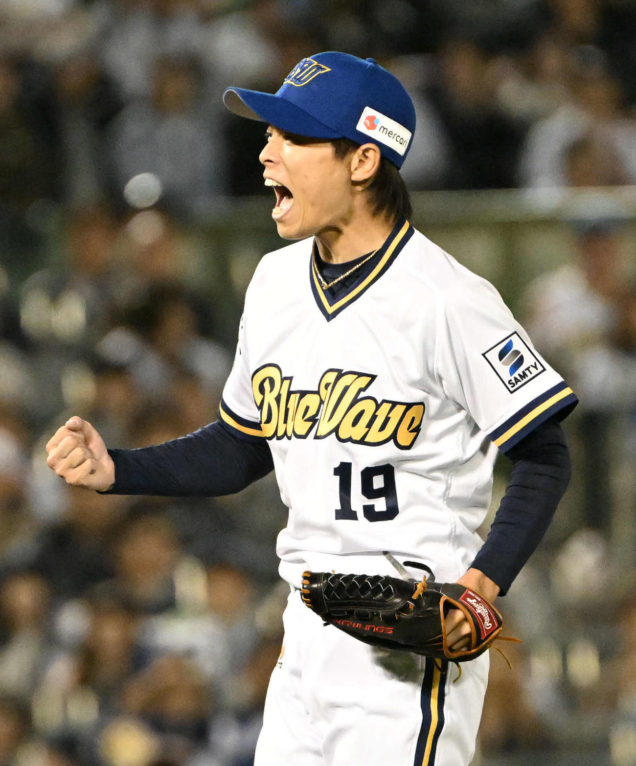 オリックス対西武　10回表西武2死二、三塁、ネビンを空振り三振に抑えガッツポーズをする山岡（撮影・石井愛子）