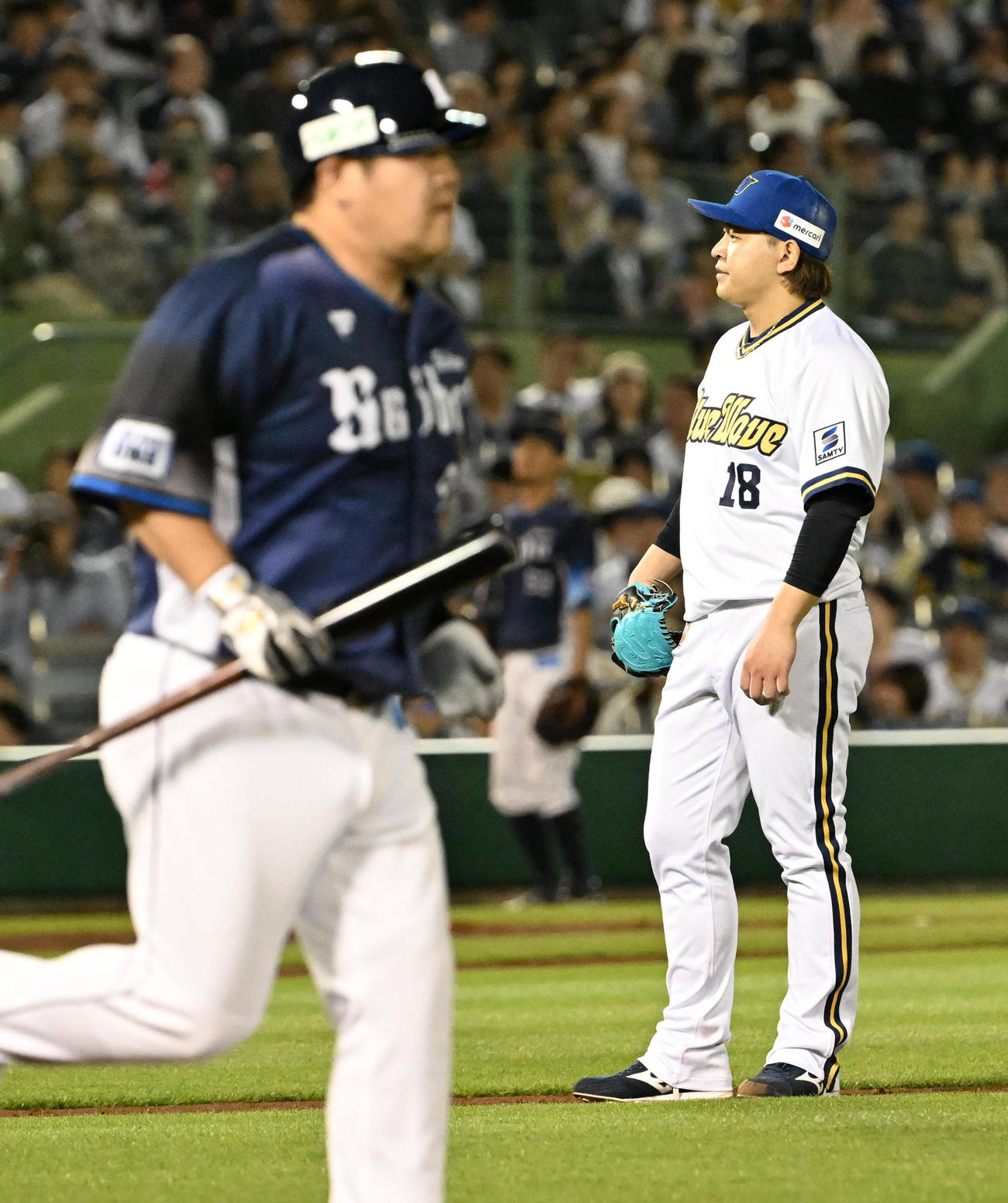 オリックス対西武　7回表西武2死一、三塁、代打中村剛（左）に四球を与える宮城（撮影・石井愛子）