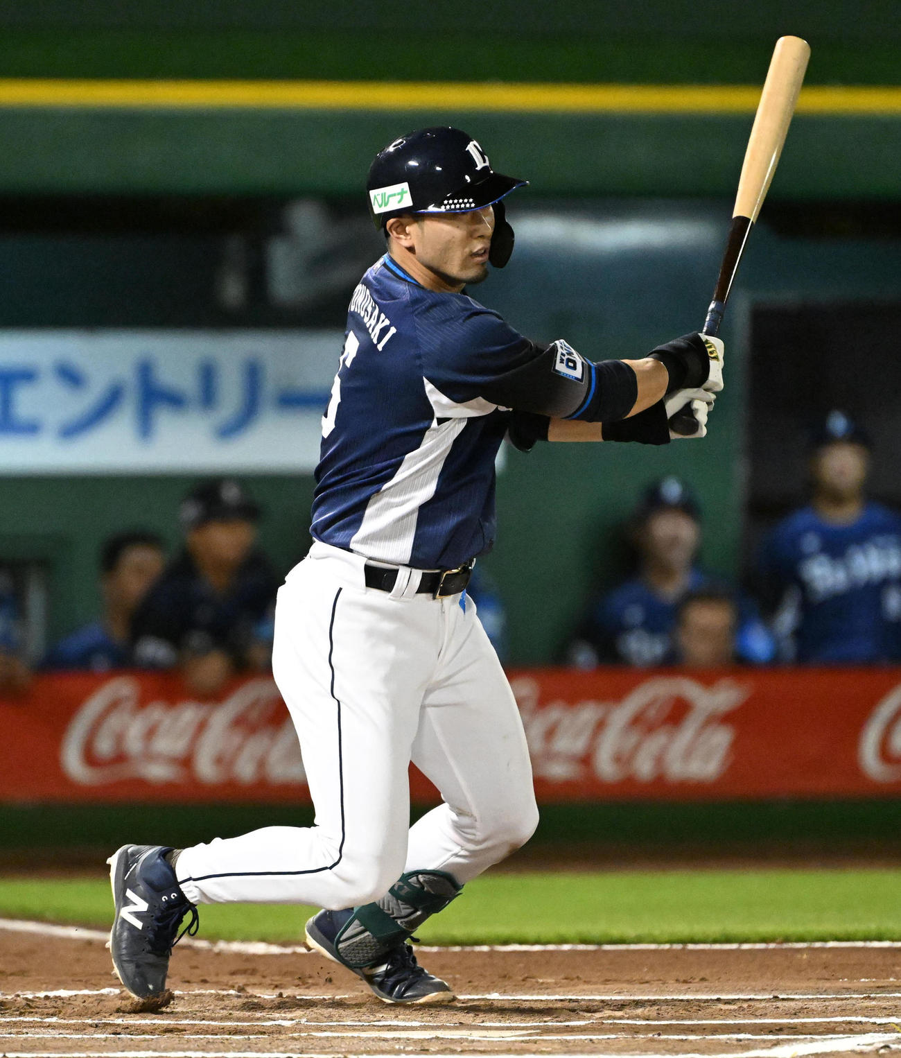 オリックス対西武　10回表西武無死、外崎は左安打を放つ（撮影・石井愛子）