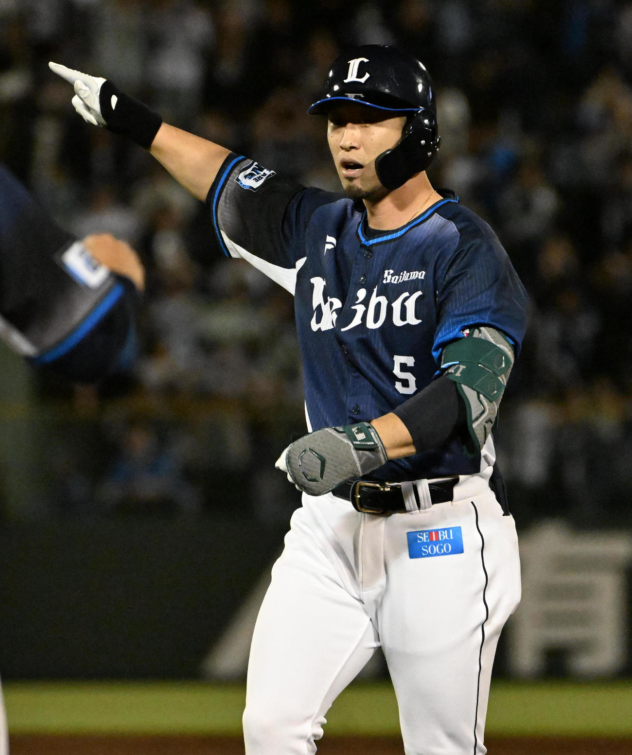 オリックス対西武　7回表西武2死満塁、代打外崎は同点の中適時打を放つ（撮影・石井愛子）