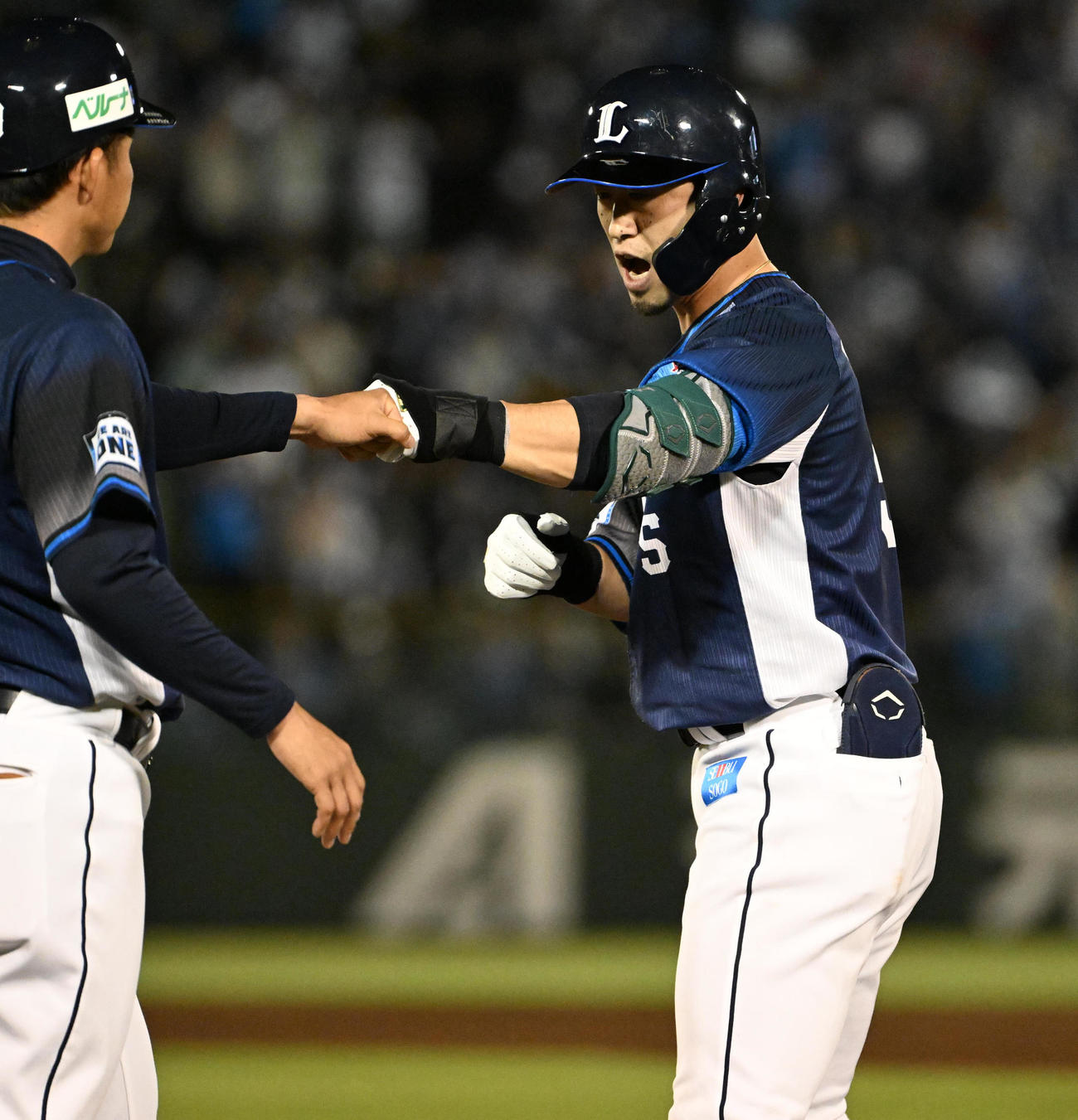 オリックス対西武　10回表西武無死、外崎は左安打を放つ（撮影・石井愛子）