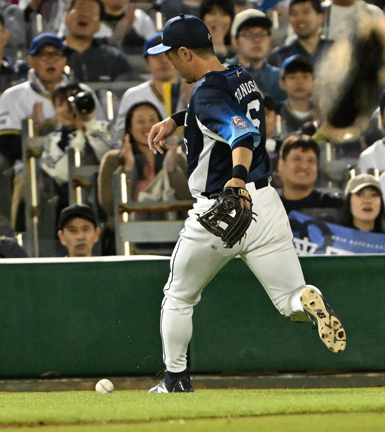 オリックス対西武　9回裏オリックス1死、外崎は来田の打球を捕球できず（撮影・石井愛子）