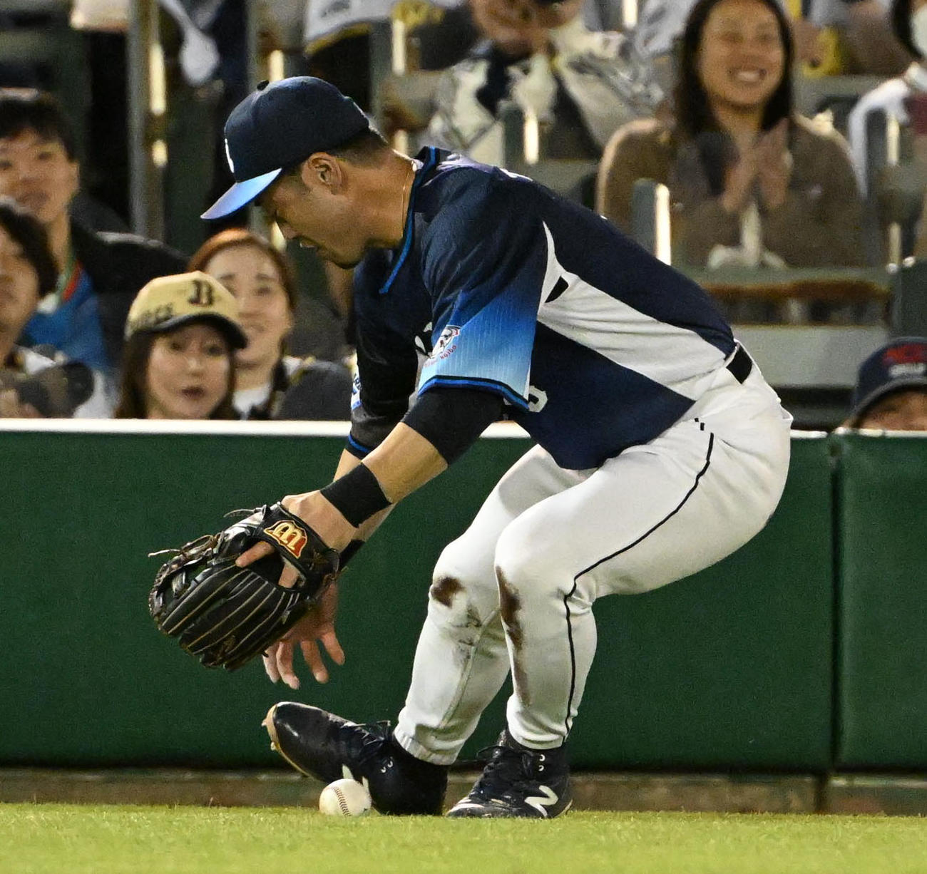 オリックス対西武　9回裏オリックス1死、外崎は来田の打球を捕球できず（撮影・石井愛子）