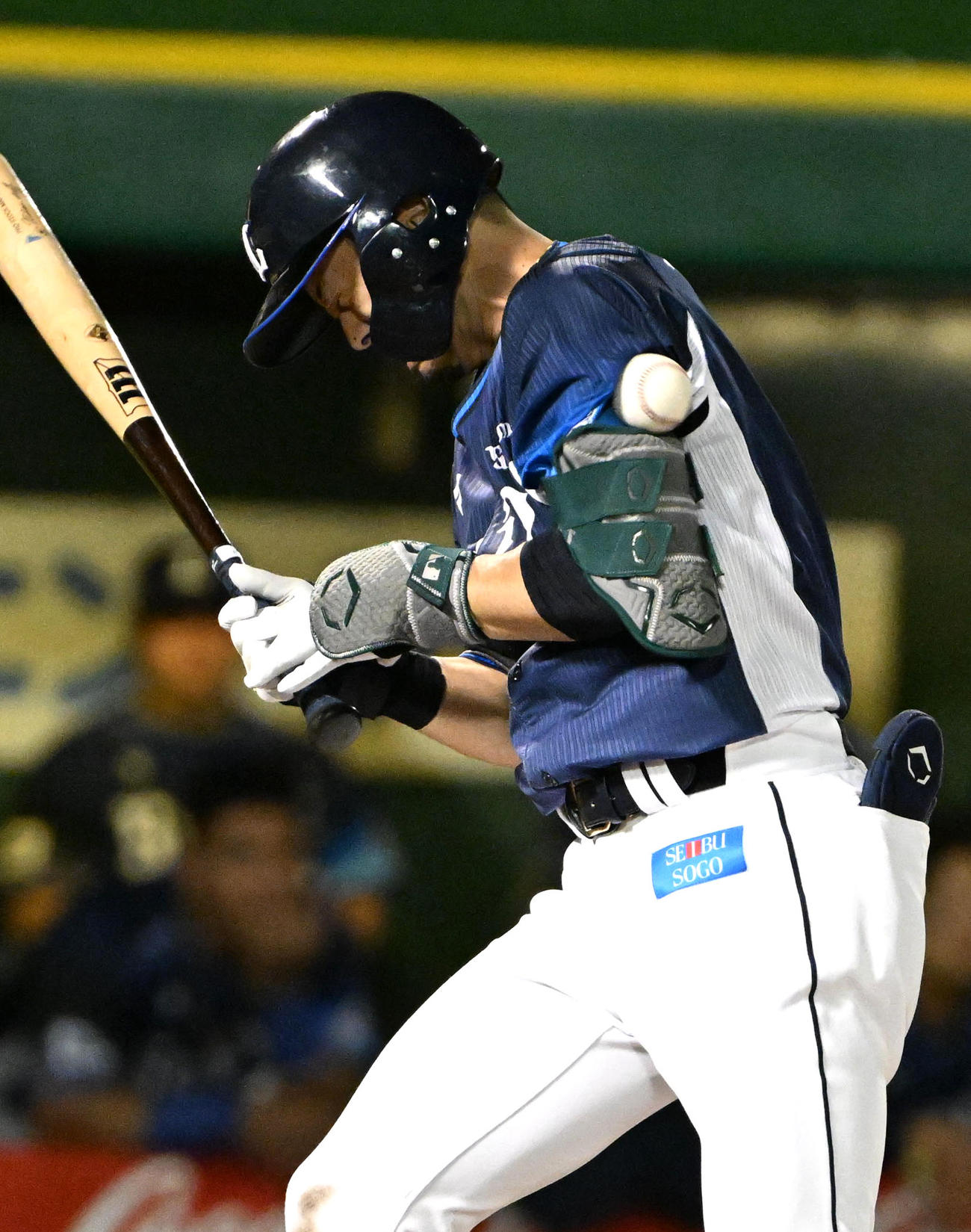 オリックス対西武　11回表西武2死二、三塁、外崎修汰は死球を受ける（撮影・石井愛子）