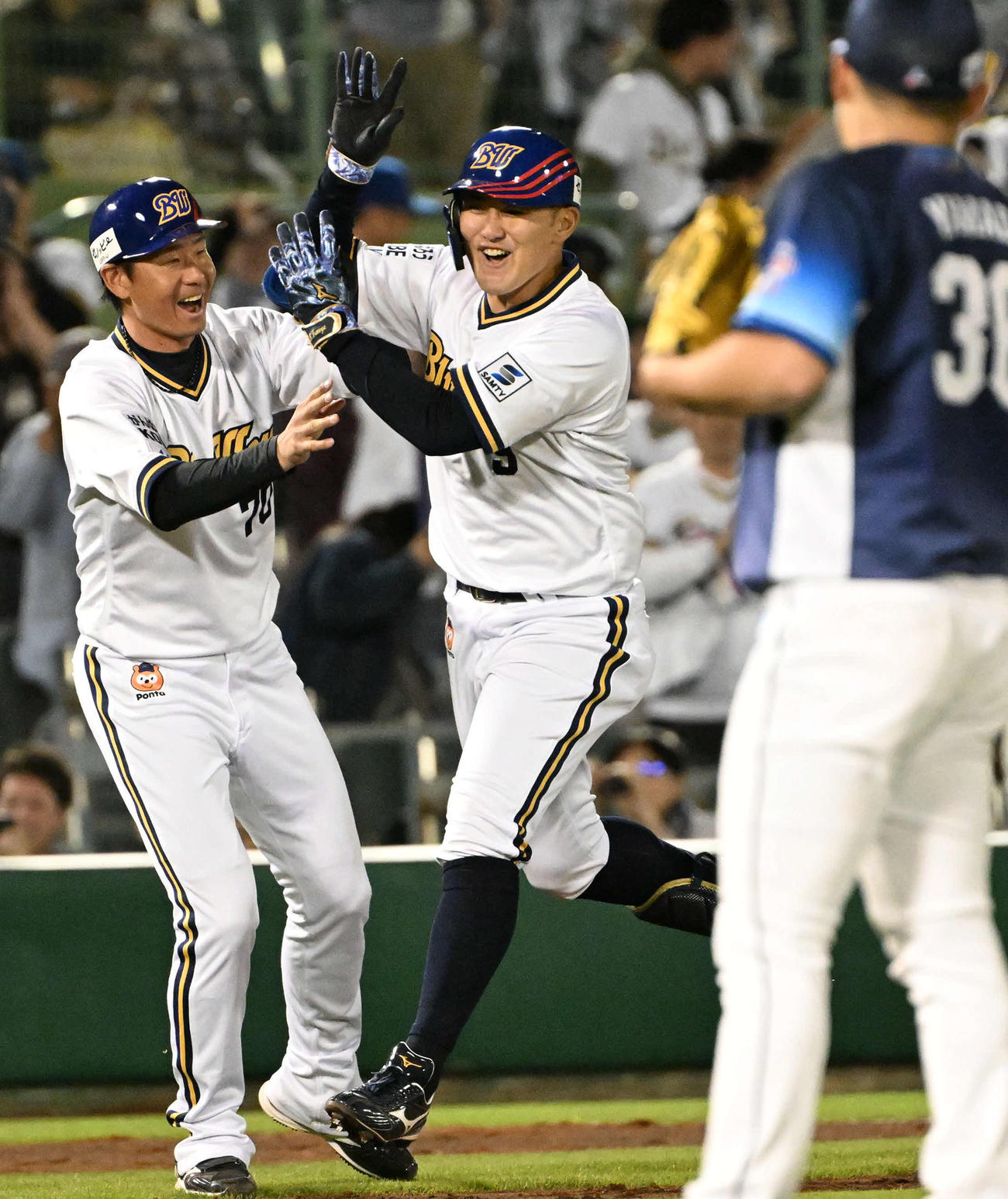 オリックス対西武　11回裏オリックス2死、野口（中央）はサヨナラ本塁打を放つ（撮影・石井愛子）
