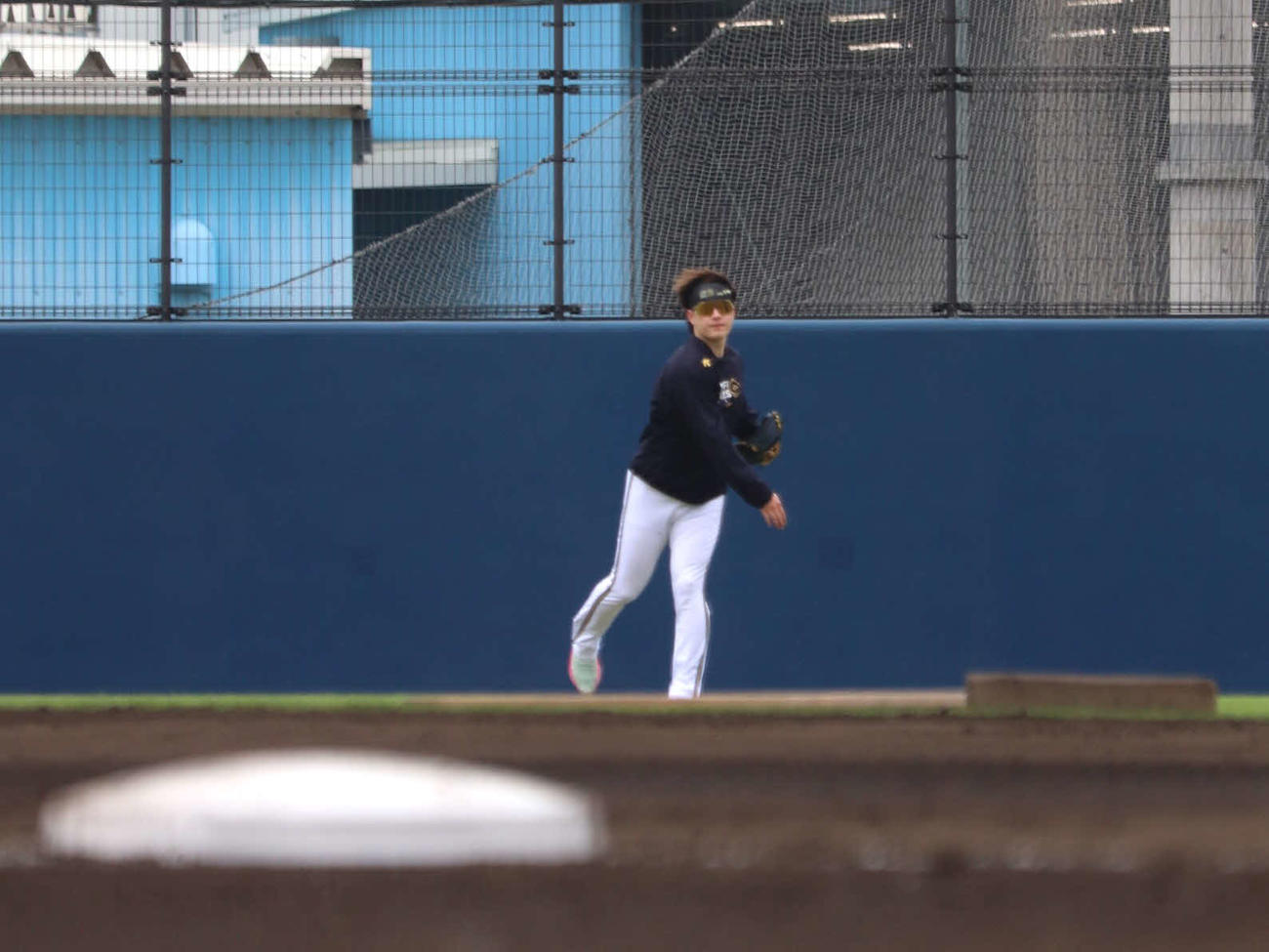 2軍残留組のライブBPの合間に右腕で投げる動作を見せた、オリックス吉田（撮影・中島麗）