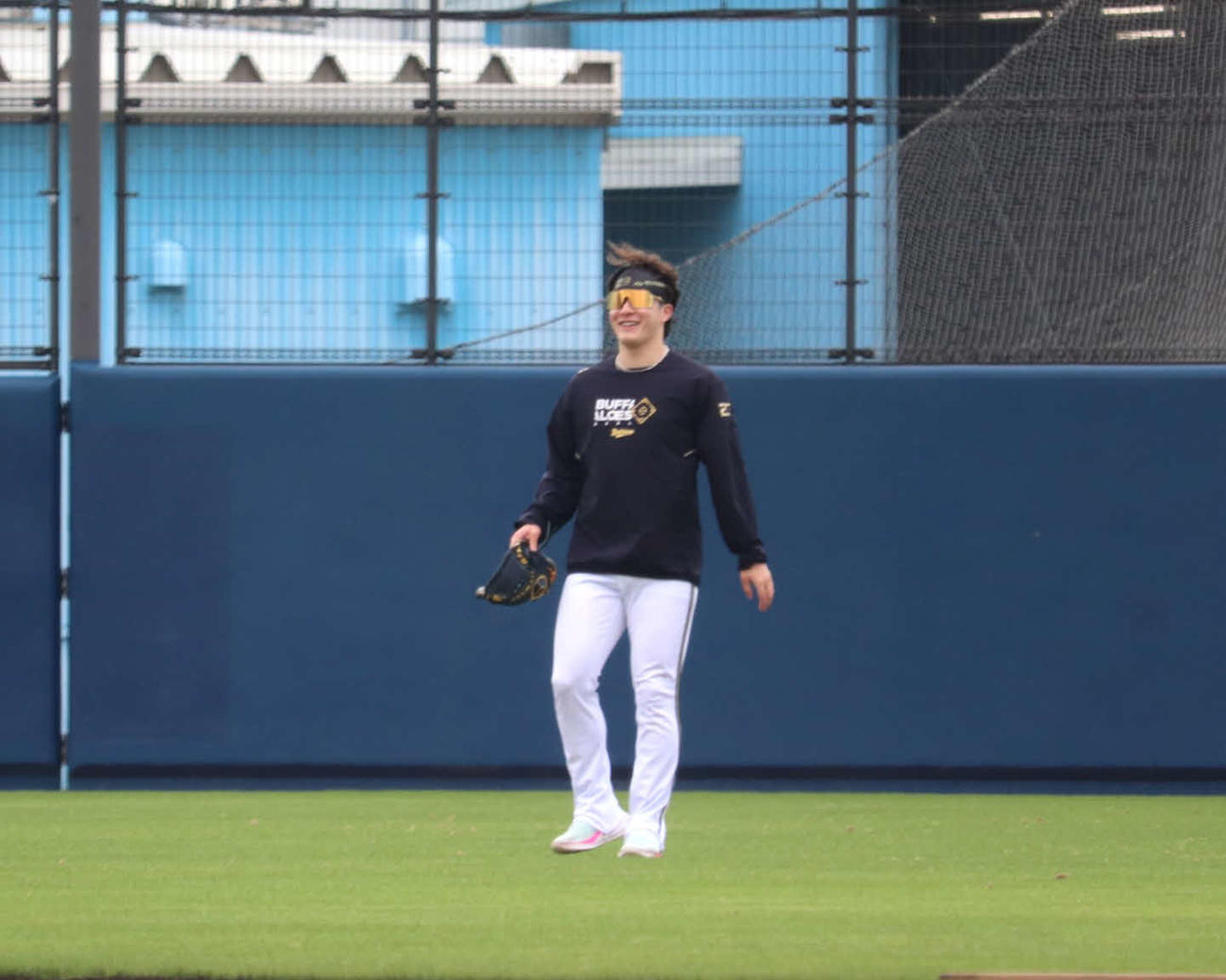 2軍残留組のライブBPで中堅への守備に就き、中飛を捕ると笑みを浮かべたオリックス吉田（撮影・中島麗）