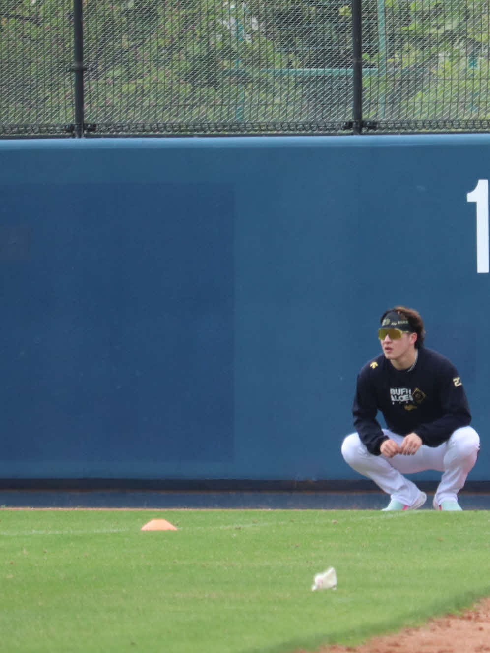 左翼・右翼ポール間ランニング中に最右翼側でしゃがみ込む、オリックス吉田（撮影・中島麗）