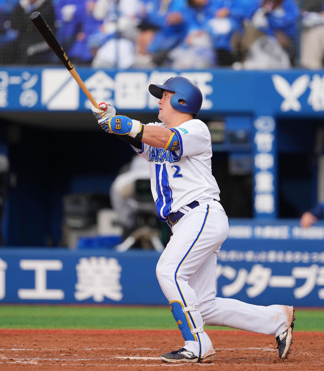 DeNA対ヤクルト　8回裏DeNA無死、2者連続となるソロ本塁打を放つ牧（撮影・垰建太）