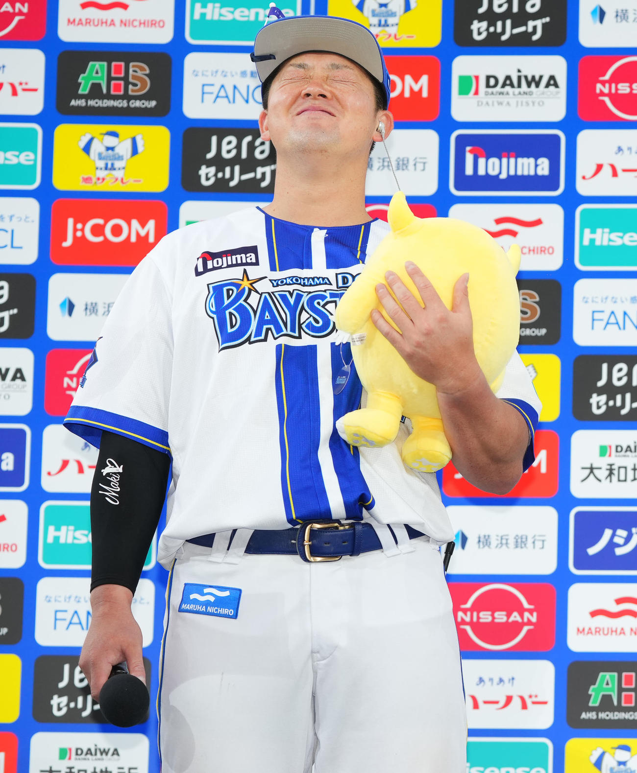 DeNA対ヤクルト　お立ち台で照れ笑いのDeNA牧（撮影・垰建太）