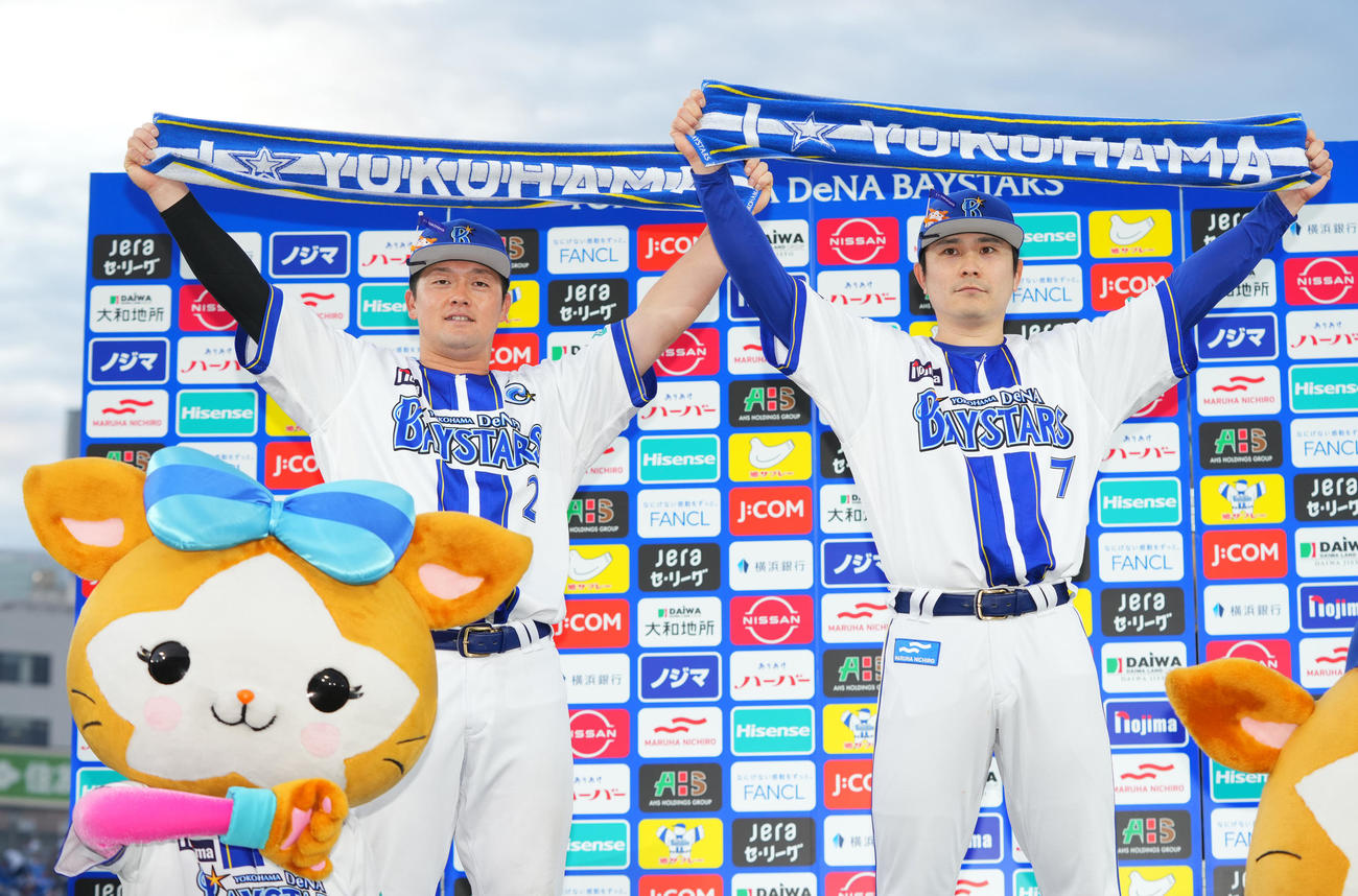 DeNA対ヤクルト　お立ち台でタオルを掲げるDeNA牧（左）と佐野（撮影・垰建太）