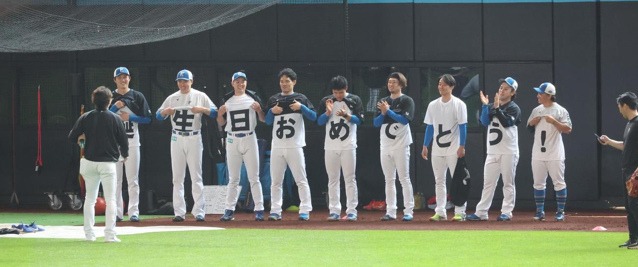 日本ハム対ロッテ　2日に誕生日を迎える宮西（左端）を特製Tシャツで祝う投手陣（撮影・黒川智章）