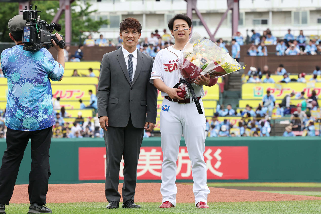 楽天対ソフトバンク　試合前、通算2000安打で連盟表彰を受けた楽天浅村（右）は松井氏と記念撮影（撮影・宮地輝）