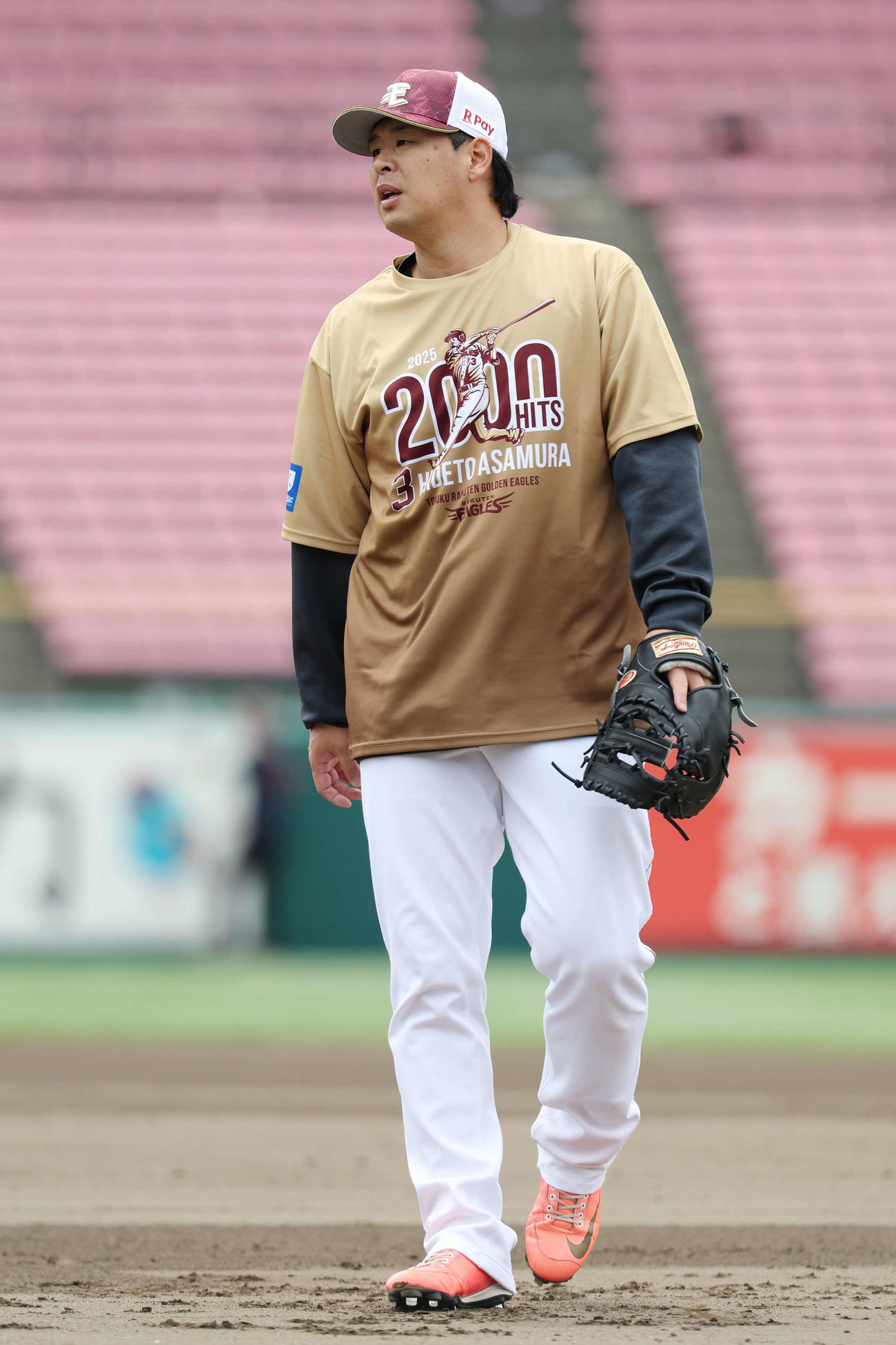 楽天対ソフトバンク　通算2000安打の記念Tシャツを着て試合前練習に臨む楽天浅村（撮影・宮地輝）