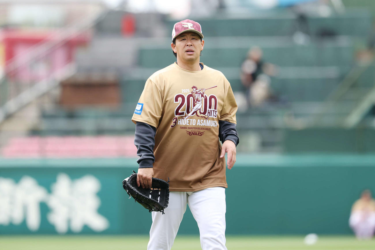 楽天対ソフトバンク　通算2000安打の記念Tシャツを着て試合前練習に臨む楽天浅村（撮影・宮地輝）