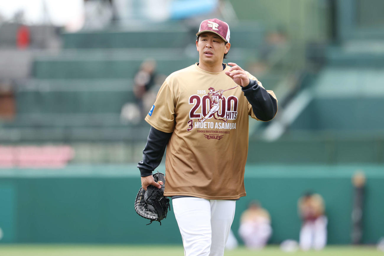 楽天対ソフトバンク　通算2000安打の記念Tシャツを着て試合前練習に臨む楽天浅村（撮影・宮地輝）