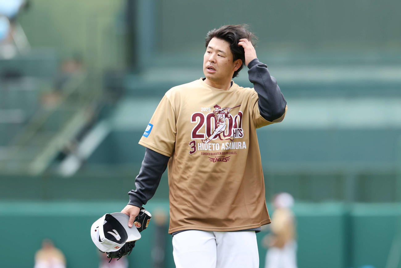 楽天対ソフトバンク　通算2000安打の記念Tシャツを着て試合前練習に臨む楽天浅村（撮影・宮地輝）